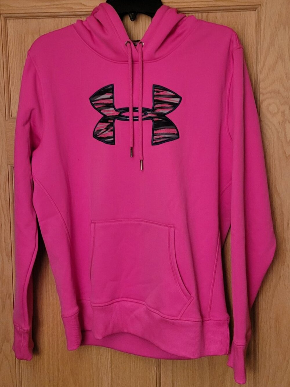 UNDER ARMOUR Women's Sweatshirt Size Large Hooded Loose Fit Pink Camouflage